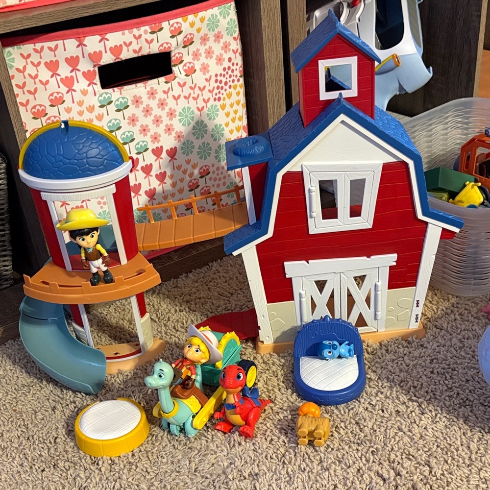 Dino ranch Barn Playset with Figures